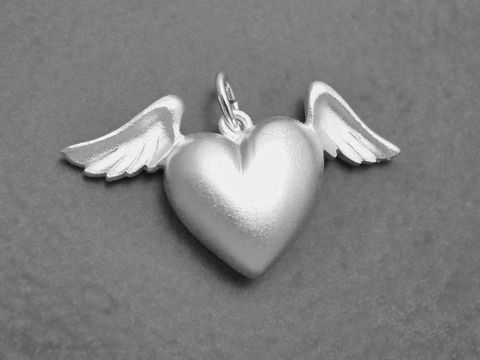 Herz mit Flügeln aus Sterling Silber, plastisch gestaltet, schimmert edel und verleiht einen romantischen Charme, hergestellt von Juwelier Harnisch.