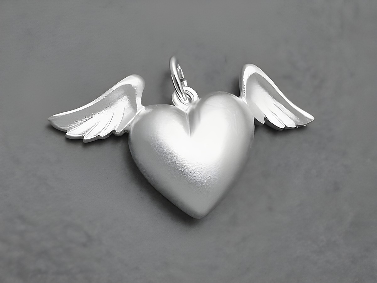 Herz mit Flügeln aus Sterling Silber, plastisch gestaltet, schimmert edel und verleiht einen romantischen Charme, hergestellt von Juwelier Harnisch.