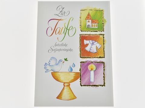 Eine Taufkarte mit einem Taufbecken, einer Taube, einem Taufkleid und einer Kerze, farbenfrohe Illustrationen und die Aufschrift zur Taufe, hergestellt von Juwelier Harnisch.
