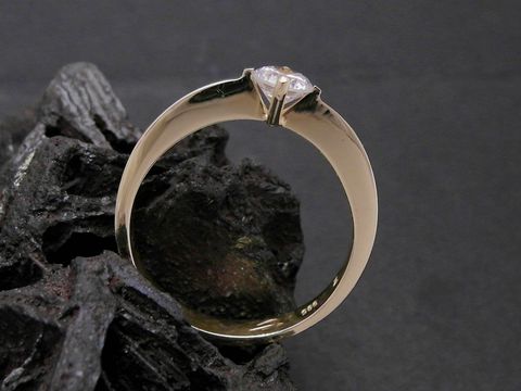 Zierlicher Goldring aus 585 Gold mit Zirkonia, Größe 57,5 bis 58/18,5, Hersteller Juwelier Harnisch, elegant und funkelnd auf dunklem Hintergrund.