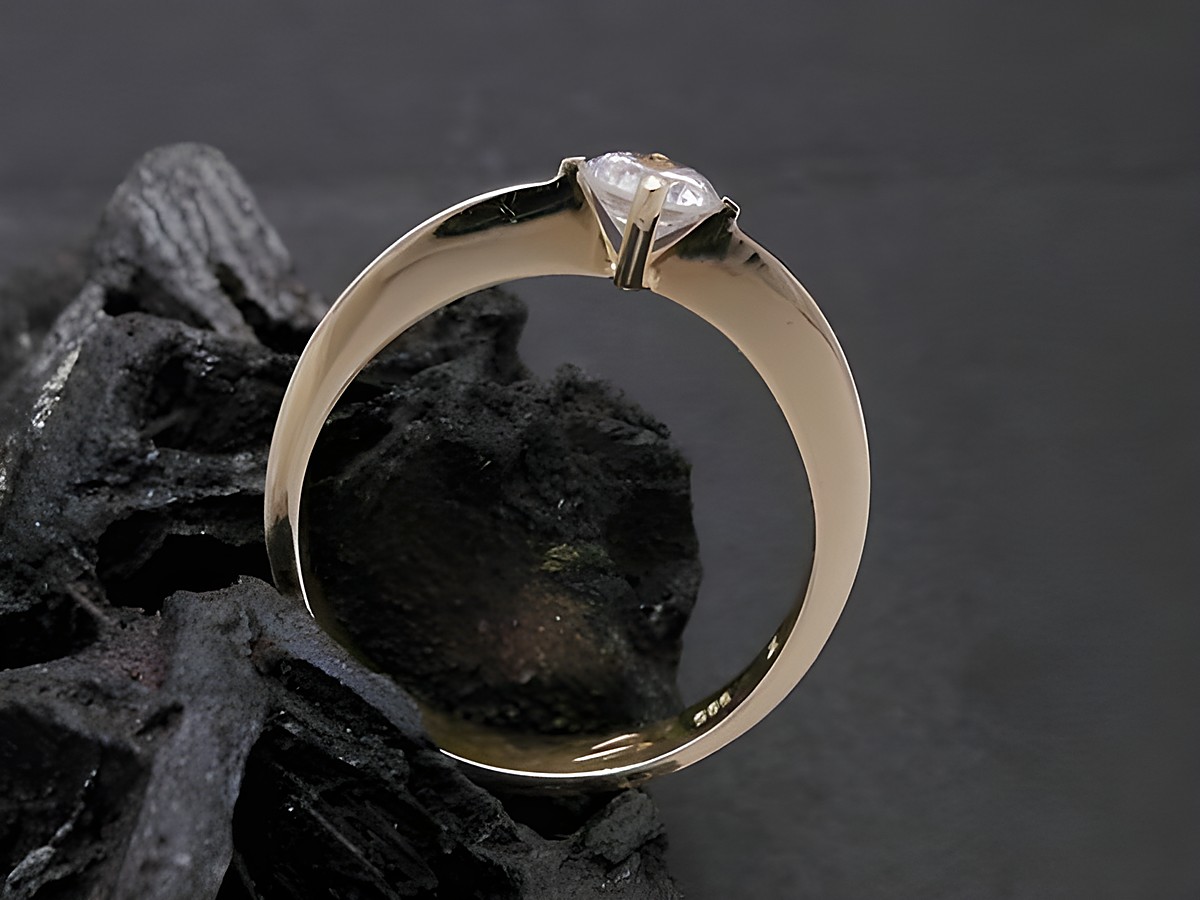 Zierlicher Goldring aus 585 Gold mit Zirkonia, Größe 57,5 bis 58/18,5, Hersteller Juwelier Harnisch, elegant und funkelnd auf dunklem Hintergrund. – Ansicht 2