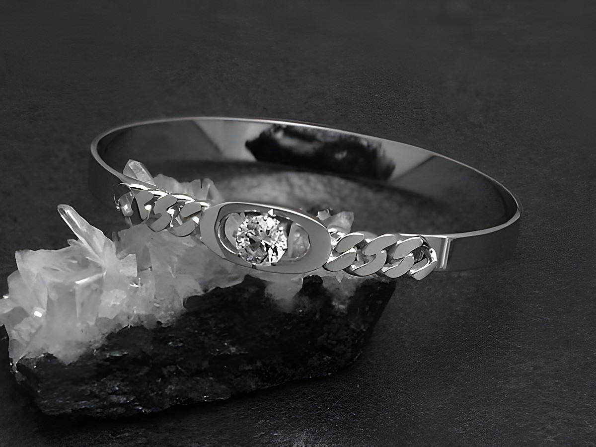 Silber Armreifen pompös 8,1 mm rhodiniert 17 cm von Juwelier Harnisch mit funkelndem Stein auf schwarzem Hintergrund und Kristallen. Ideal für elegante Anlässe.