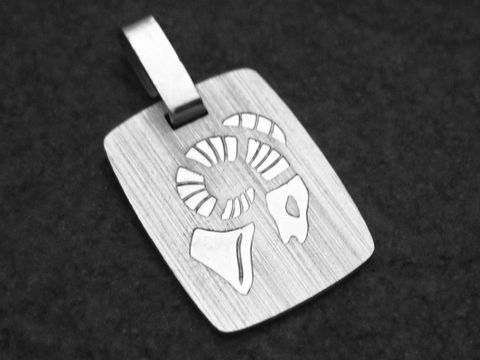 Eckige Silbergravurplatte mit dem Sternzeichen Widder, charakteristische Widderhörner sind eingeprägt, gefertigt von Juwelier Harnisch, ideal als Geschenk oder persönliches Schmuckstück.