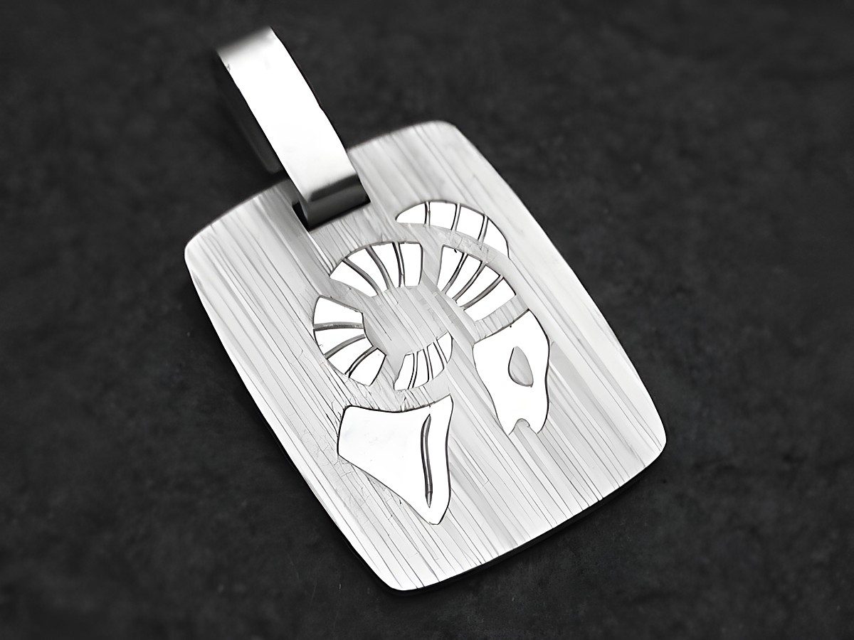Eckige Silbergravurplatte mit dem Sternzeichen Widder, charakteristische Widderhörner sind eingeprägt, gefertigt von Juwelier Harnisch, ideal als Geschenk oder persönliches Schmuckstück.