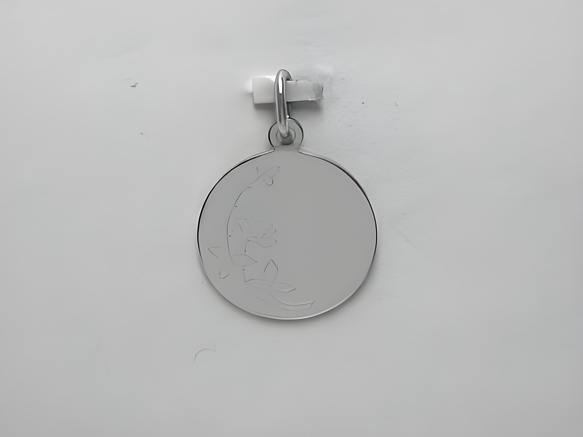 Gravurplatte mit Blume als Silberanhänger von Juwelier Harnisch, schlichtes Design mit dezentem Blumenmotiv, ideal für persönliche Gravuren und als Schmuckstück.