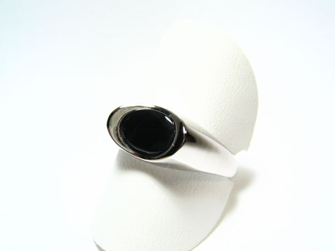 Feiner Designer Silber Ring rhodiniert mit schwarzem Onyx, verstellbar, präsentiert auf einem weißen Ringkissen, Hersteller Juwelier Harnisch.