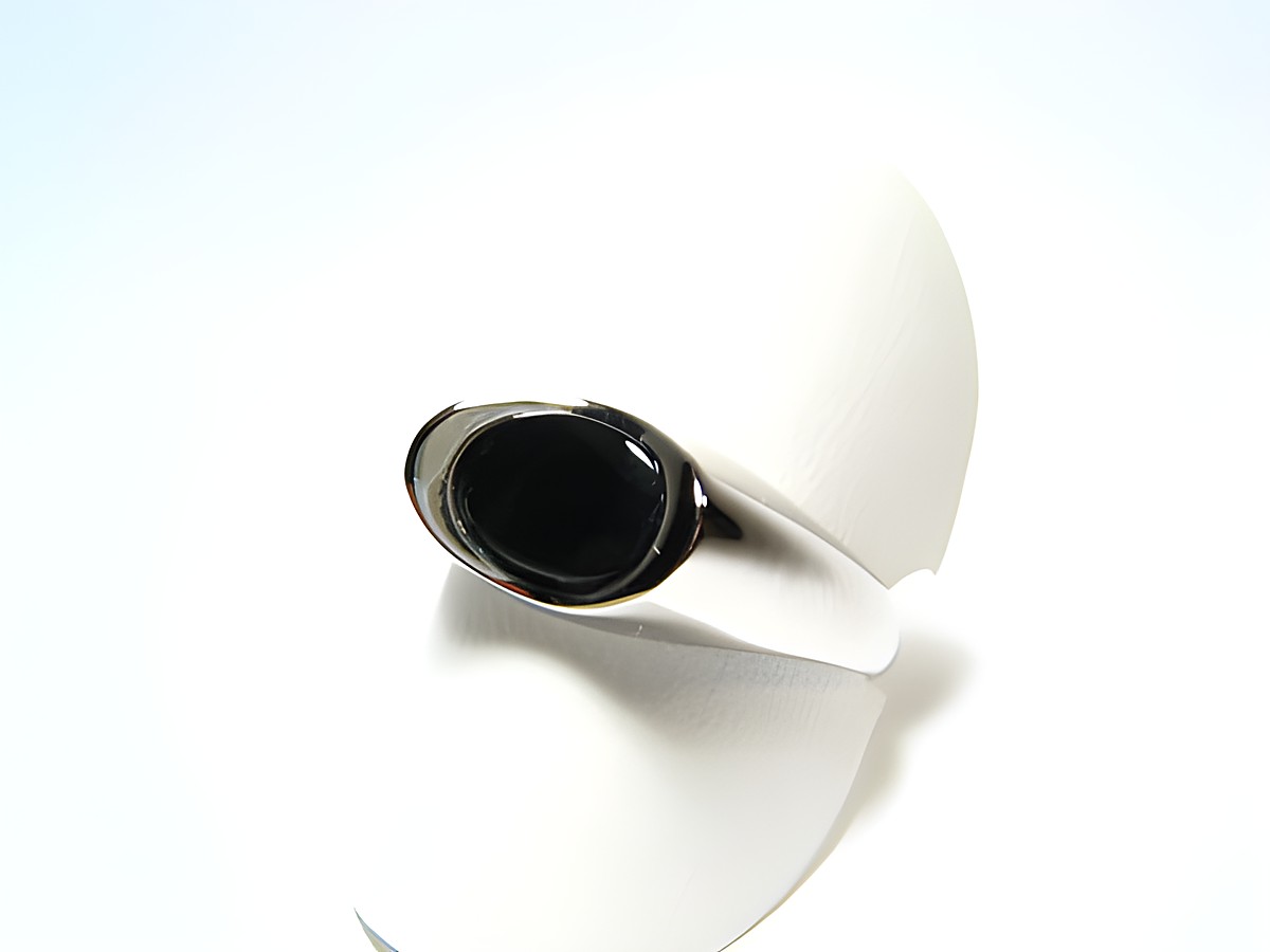 Feiner Designer Silber Ring rhodiniert mit schwarzem Onyx, verstellbar, präsentiert auf einem weißen Ringkissen, Hersteller Juwelier Harnisch.