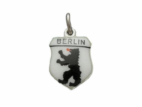Silberner Anhänger mit dem Wappen von Berlin, zeigt einen schwarzen Bären auf weißem Grund und der Schriftzug Berlin, Hersteller Juwelier Harnisch, Berlin.