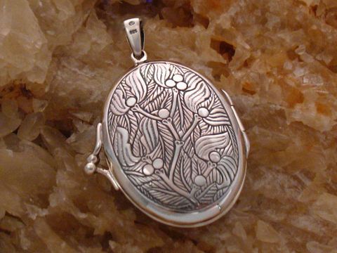Blume Medaillon Sterling Silber emailliert, Hersteller Juwelier Harnisch, oval geformt mit floralem Muster, glänzende Oberfläche und filigraner Verarbeitung, ideal als zeitloses Schmuckstück.