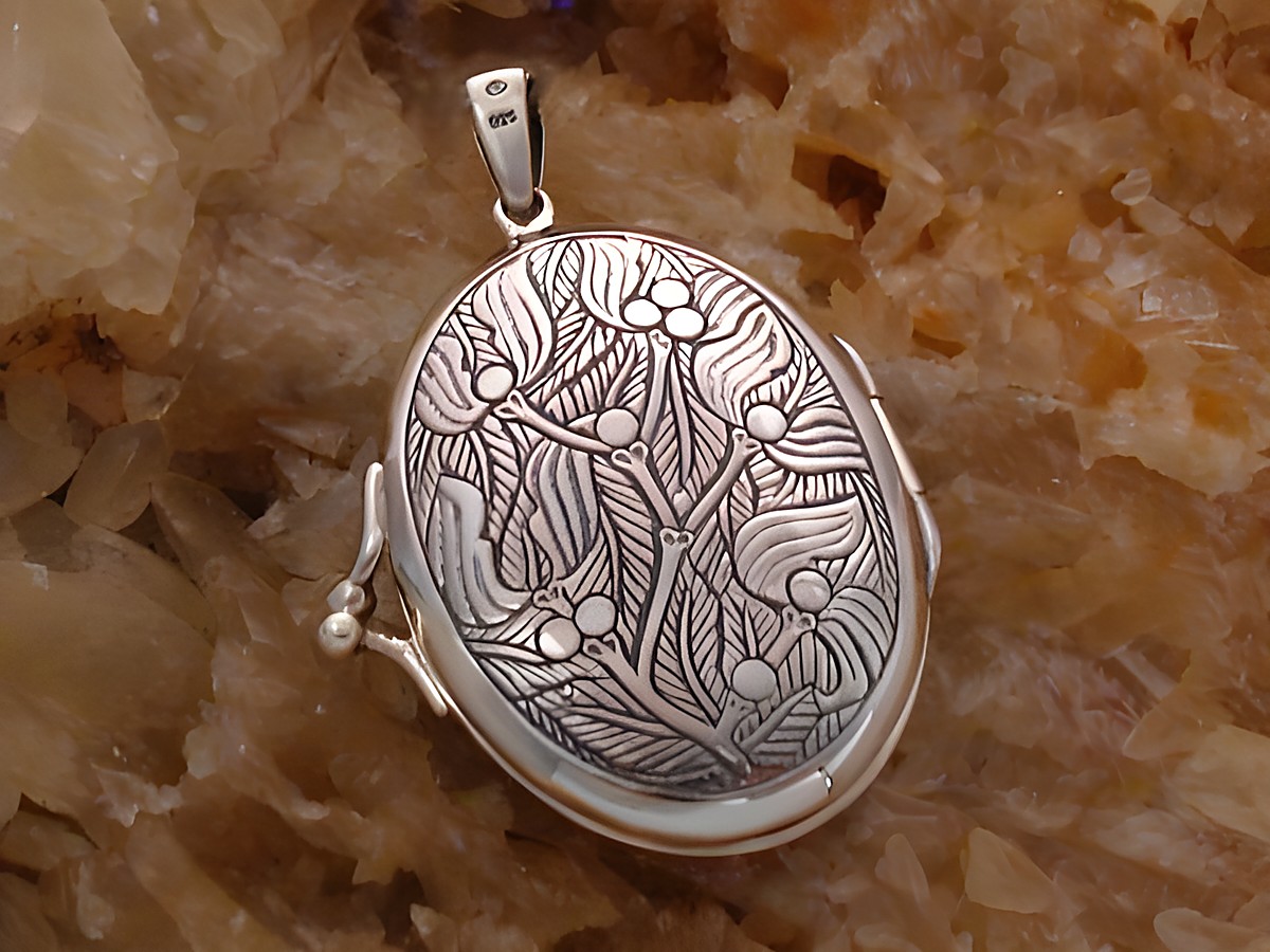Blume Medaillon Sterling Silber emailliert, Hersteller Juwelier Harnisch, oval geformt mit floralem Muster, glänzende Oberfläche und filigraner Verarbeitung, ideal als zeitloses Schmuckstück. – Ansicht 2