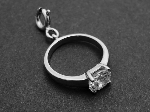 Silberner Ring Charms Anhänger rhodiniert mit Zirkonia, vom Hersteller Juwelier Harnisch, ausgestattet mit einem Karabiner für vielseitigen Einsatz im Schmuckdesign.