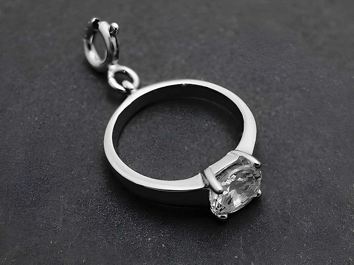 Silberner Ring Charms Anhänger rhodiniert mit Zirkonia, vom Hersteller Juwelier Harnisch, ausgestattet mit einem Karabiner für vielseitigen Einsatz im Schmuckdesign.