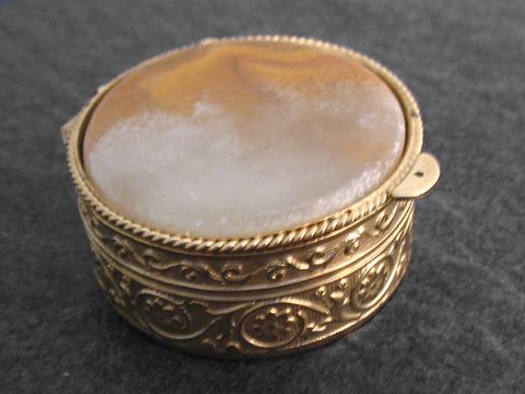 Multifunktionale Dose in rundem Design mit braunem Stein, Hersteller Juwelier Harnisch, verziert mit feinen Mustern und einer eleganten Kante. Ideal für Schmuck oder Kleinigkeiten.