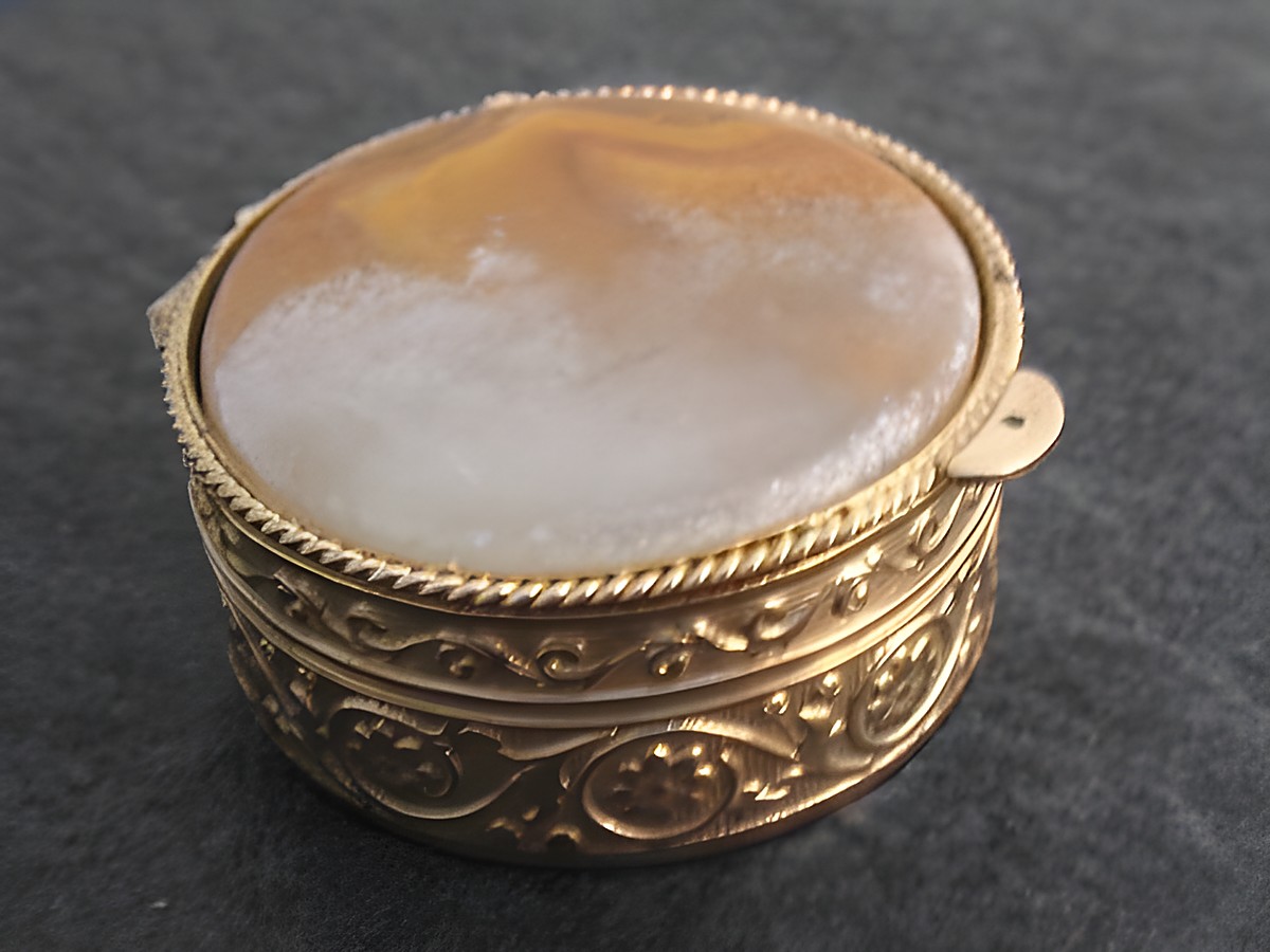 Multifunktionale Dose in rundem Design mit braunem Stein, Hersteller Juwelier Harnisch, verziert mit feinen Mustern und einer eleganten Kante. Ideal für Schmuck oder Kleinigkeiten.