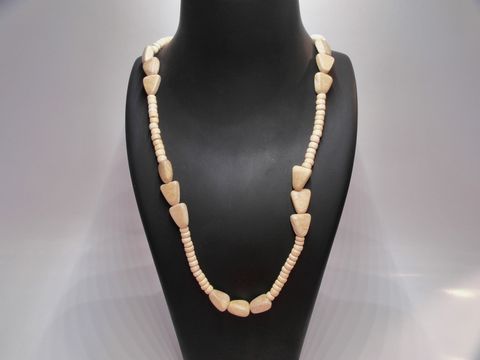 Holzkette in Dreiecksform, 40 mm, naturbraun, 60 cm, aus Holz, Schmuckstück von Juwelier Harnisch, ideal für einen natürlichen Look.