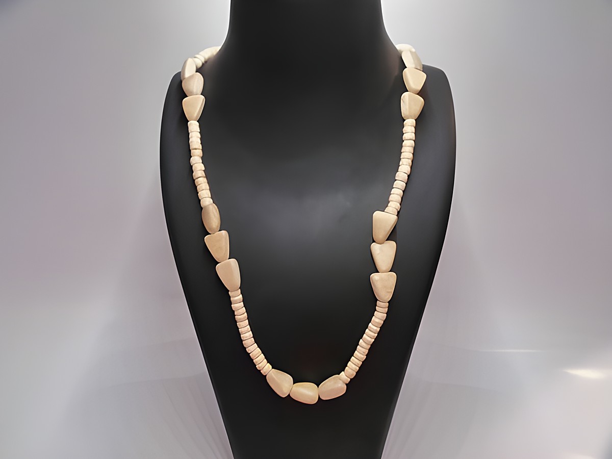Holzkette in Dreiecksform, 40 mm, naturbraun, 60 cm, aus Holz, Schmuckstück von Juwelier Harnisch, ideal für einen natürlichen Look.