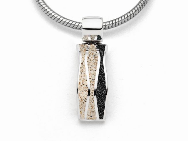 Sterling Silber Anhänger von DUR mit rhodiniertem Finish, der eine elegante Form hat und mit Strandsand und Lavasand dekoriert ist, ideal für stilvolle Schmuckliebhaber.