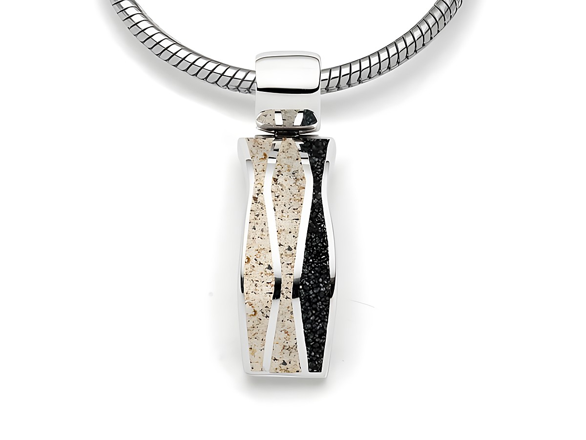 Sterling Silber Anhänger von DUR mit rhodiniertem Finish, der eine elegante Form hat und mit Strandsand und Lavasand dekoriert ist, ideal für stilvolle Schmuckliebhaber.