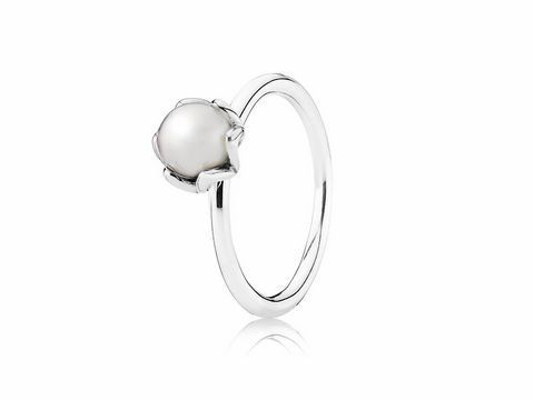 Silberring von Pandora mit weißen Süßwasser-Zuchtperlen in Größe 48. Elegantes Design mit einer Perle in der Mitte, perfekt für besondere Anlässe und den Alltag.