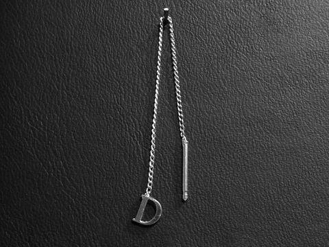 Silber Ohrring mit Buchstabe D als Initialen Ohrhänger, gefertigt von Juwelier Harnisch, elegantes Design mit einer filigranen Kette und einem langen Element, 1 Stück verfügbar.