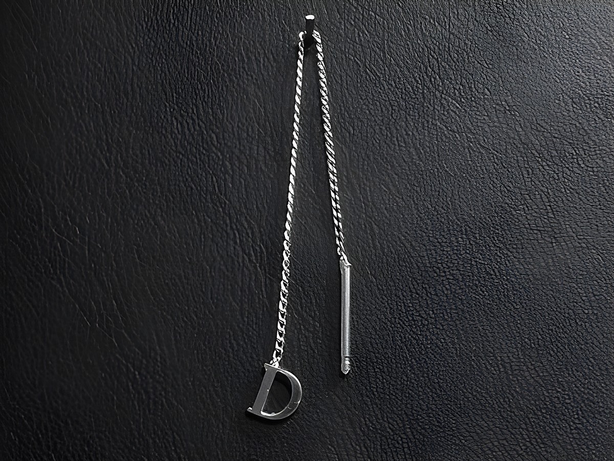 Silber Ohrring mit Buchstabe D als Initialen Ohrhänger, gefertigt von Juwelier Harnisch, elegantes Design mit einer filigranen Kette und einem langen Element, 1 Stück verfügbar.