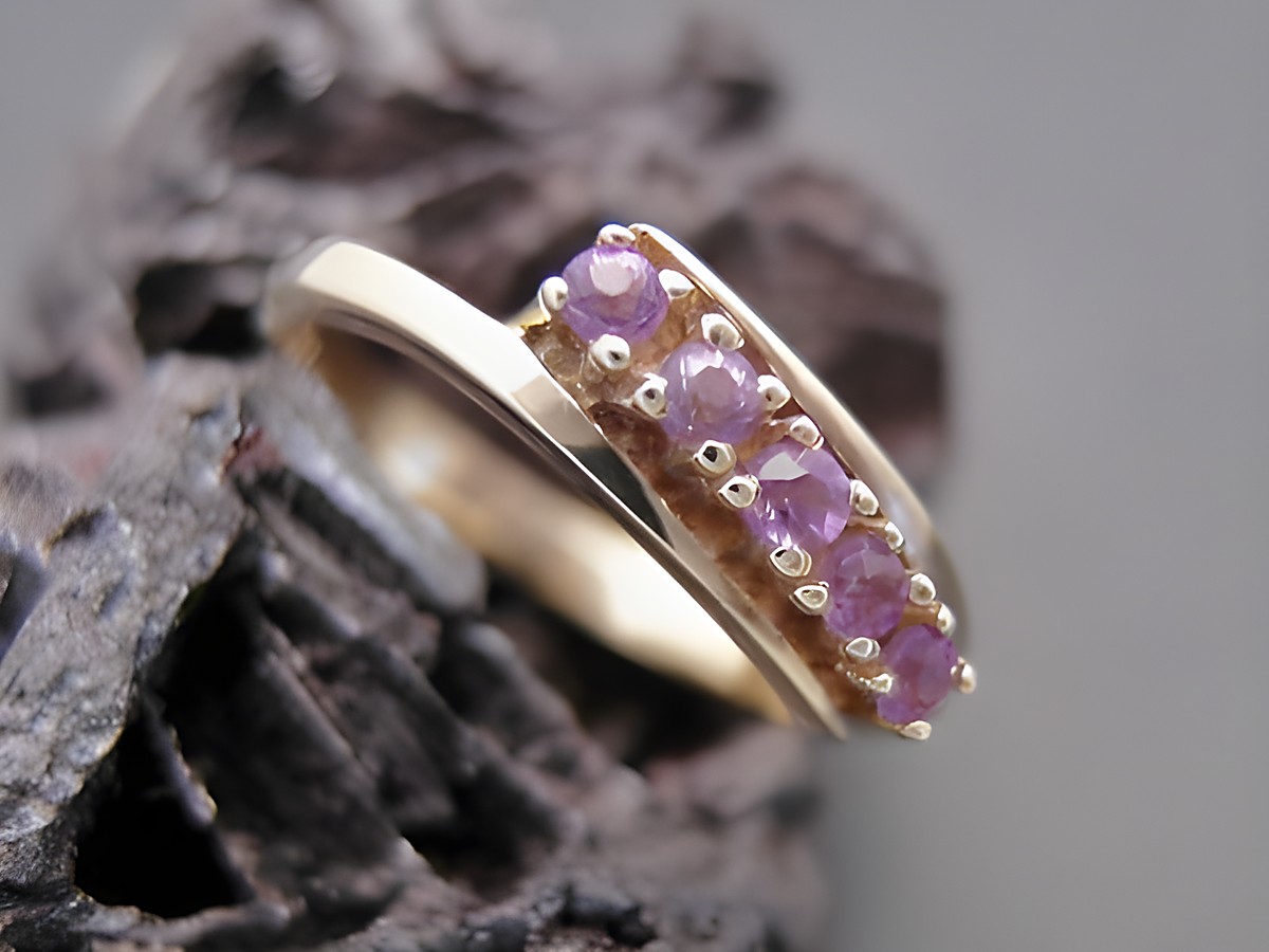 Goldring faszinierend Gr. 54 mit Amethysten aus Gold 333, Hersteller Juwelier Harnisch, elegant und zeitlos, ideal für spezielle Anlässe oder als Geschenk.