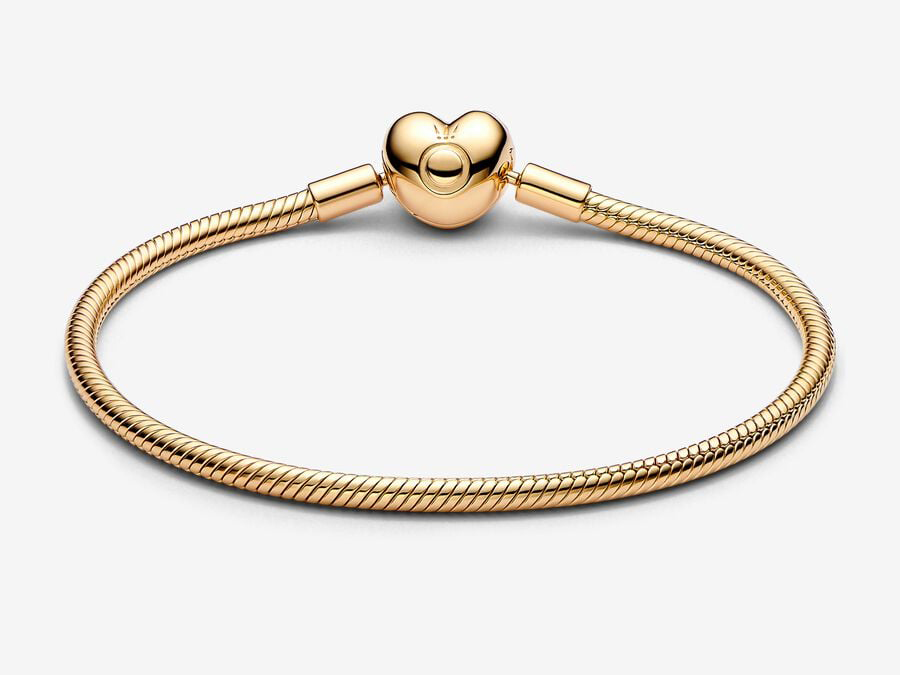 Pandora 563050C00-21 Gelbgold vergoldetes Armband mit Herzverschluss in 21 cm. Das Armband hat eine geflochtene Struktur und einen eleganten Verschluss in Herzform.