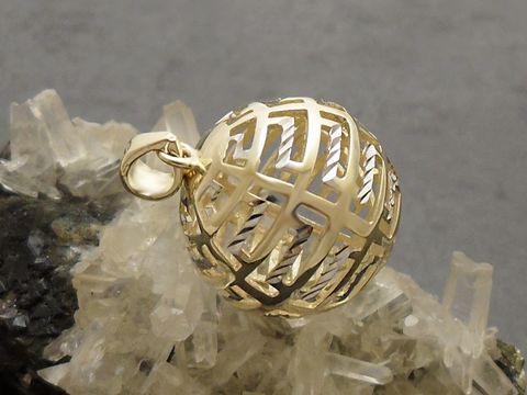 Bicolor Anhänger aus Gold 375 in Form einer Kugel mit feinem Diamantschliff, Hersteller Juwelier Harnisch, elegant und dekorativ gestaltet, ideal für persönlichen Schmuck.
