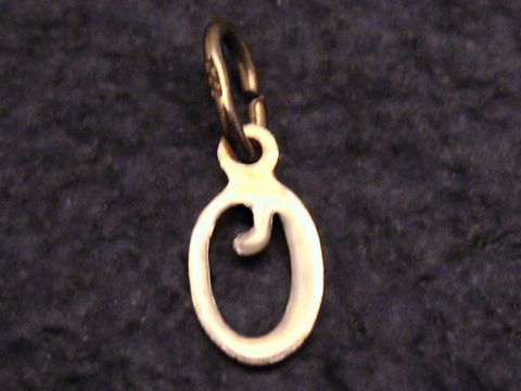 40496-0 Buchstaben Anhänger O aus Gold 333 in dekorativer Schreibschrift, hergestellt von Juwelier Harnisch, zeigt die Form des Buchstabens O. Ideal als modisches Accessoire.