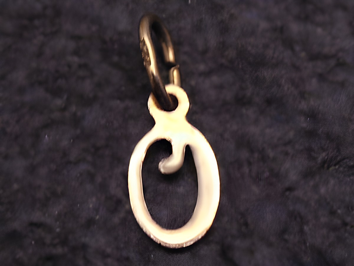 Buchstaben Anhänger O aus Gold 333 in dekorativer Schreibschrift, hergestellt von Juwelier Harnisch, zeigt die Form des Buchstabens O. Ideal als modisches Accessoire.