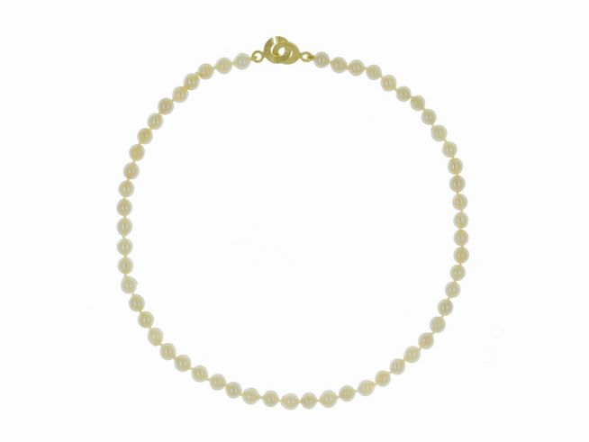 Perlenkette aus Süßwasser-Zuchtperlen in Weiß und Creme, 6-6,5 mm, Länge 41 cm, mit silbernem Verschluss, klassisches Design, Hersteller Juwelier Harnisch.