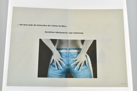 Geburtstagskarte mit der Sicht auf eine Frau von hinten, die Jeans trägt. Text auf der Karte thematisiert das Leben und Geburtstagsgrüße. Hersteller: Juwelier Harnisch.
