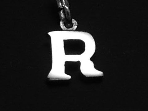 R 925 Sterling Silber Druck-Buchstaben Anhänger in der Form des Buchstabens R, hergestellt von Juwelier Harnisch, glänzendes Finish auf schwarzem Hintergrund.