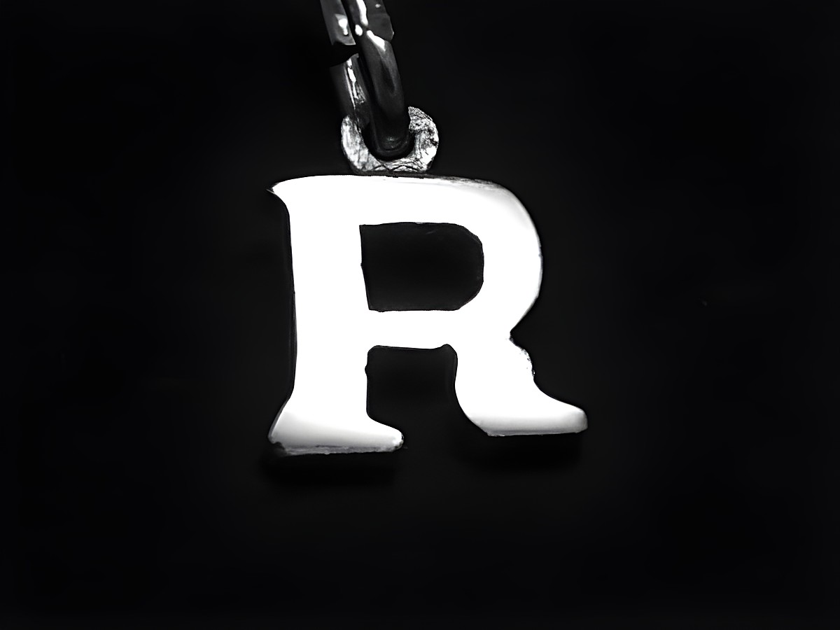 R 925 Sterling Silber Druck-Buchstaben Anhänger in der Form des Buchstabens R, hergestellt von Juwelier Harnisch, glänzendes Finish auf schwarzem Hintergrund.