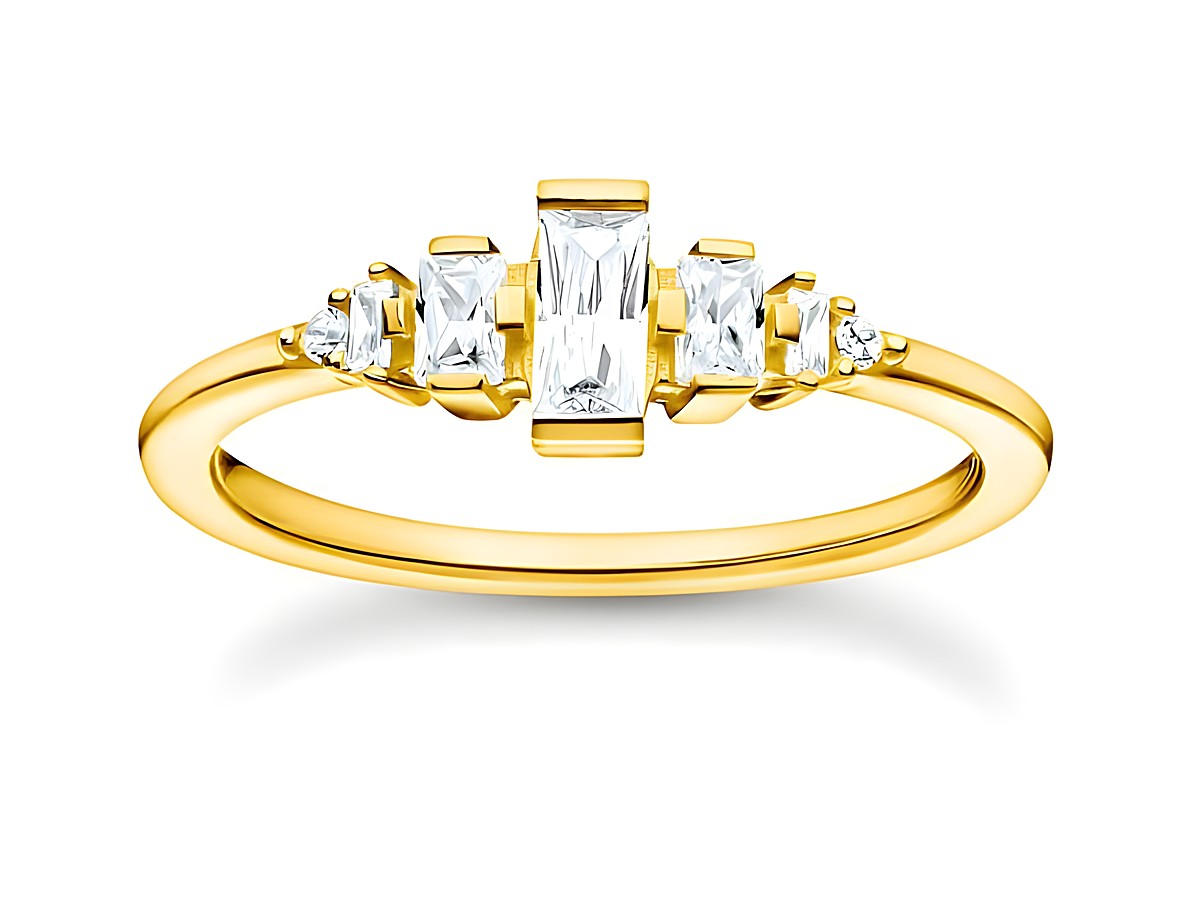 Eleganter Thomas Sabo Charming Ring aus Sterling Silber, vergoldet mit Gelbgold und Zirkonia in weiß, Größe 48. Der Ring zeigt ein raffiniertes Design mit verschiedenen Zirkonia-Steinen.