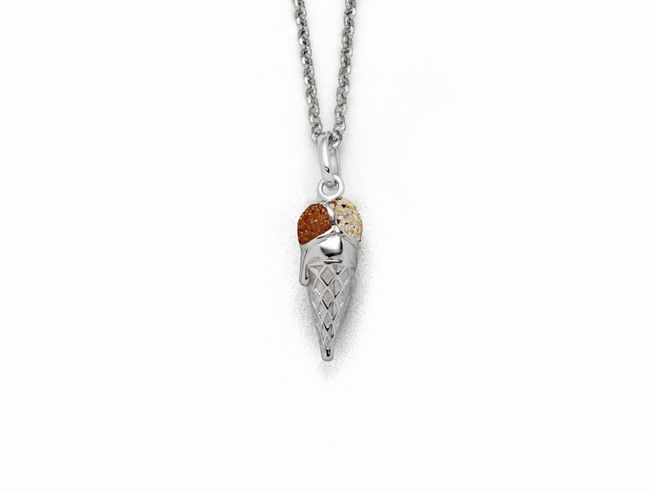 Sterling Silber Anhänger in Form einer Eistüte mit Strandsand und Bernstein, kunstvoll gestaltet und an einer feinen Kette befestigt, ideal als modisches Accessoire.