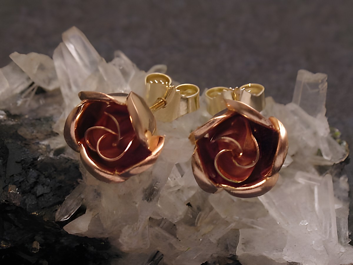 Rotgold Ohrstecker in Form von Rosen, 585 Gold, elegant und filigran gestaltet. Hersteller ist Juwelier Harnisch, verziert mit Blättern und Blumen. Ideal für besondere Anlässe.