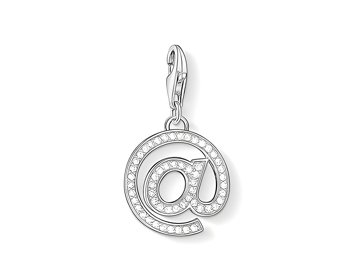 Charm von Thomas Sabo in Form eines @-Symbols, besetzt mit weißen Zirkonia-Steinen, glänzendes Design, ideal für individuelle Schmuckstücke.