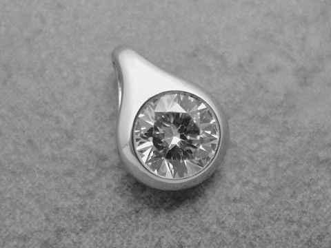 Silber Anhänger in Tropfenform mit transparenter Zirkonia in weiss, elegant gestaltet, Hersteller: Juwelier Harnisch. Ideal für stilvolle Schmuckliebhaber.