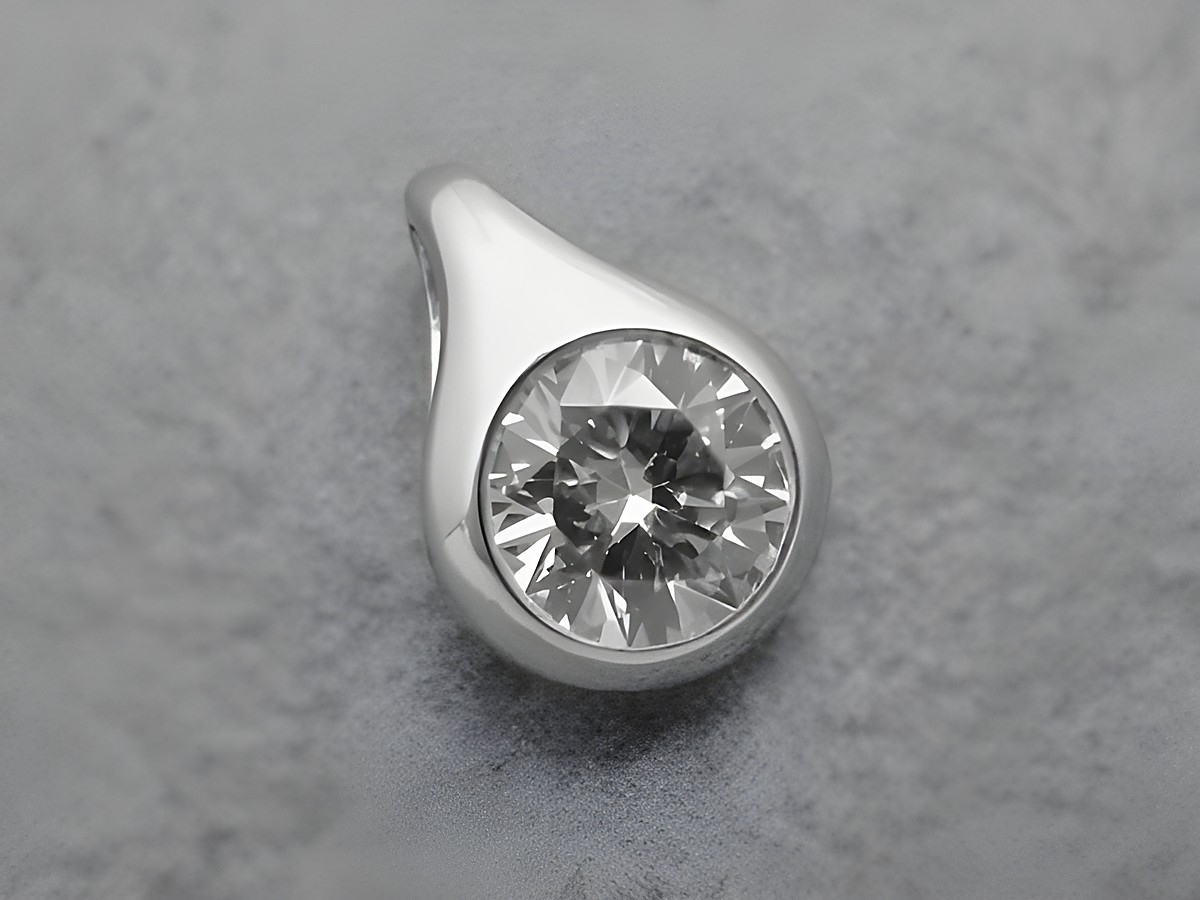 Silber Anhänger in Tropfenform mit transparenter Zirkonia in weiss, elegant gestaltet, Hersteller: Juwelier Harnisch. Ideal für stilvolle Schmuckliebhaber.