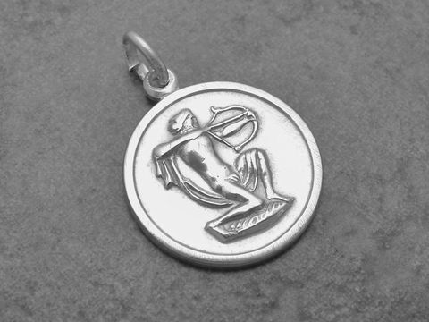 Silber Anhänger Sternzeichen Schütze rund, Hersteller Juwelier Harnisch, zeigt das Motiv des Schützen. Ideal als Schmuckstück für Sternzeichenliebhaber.