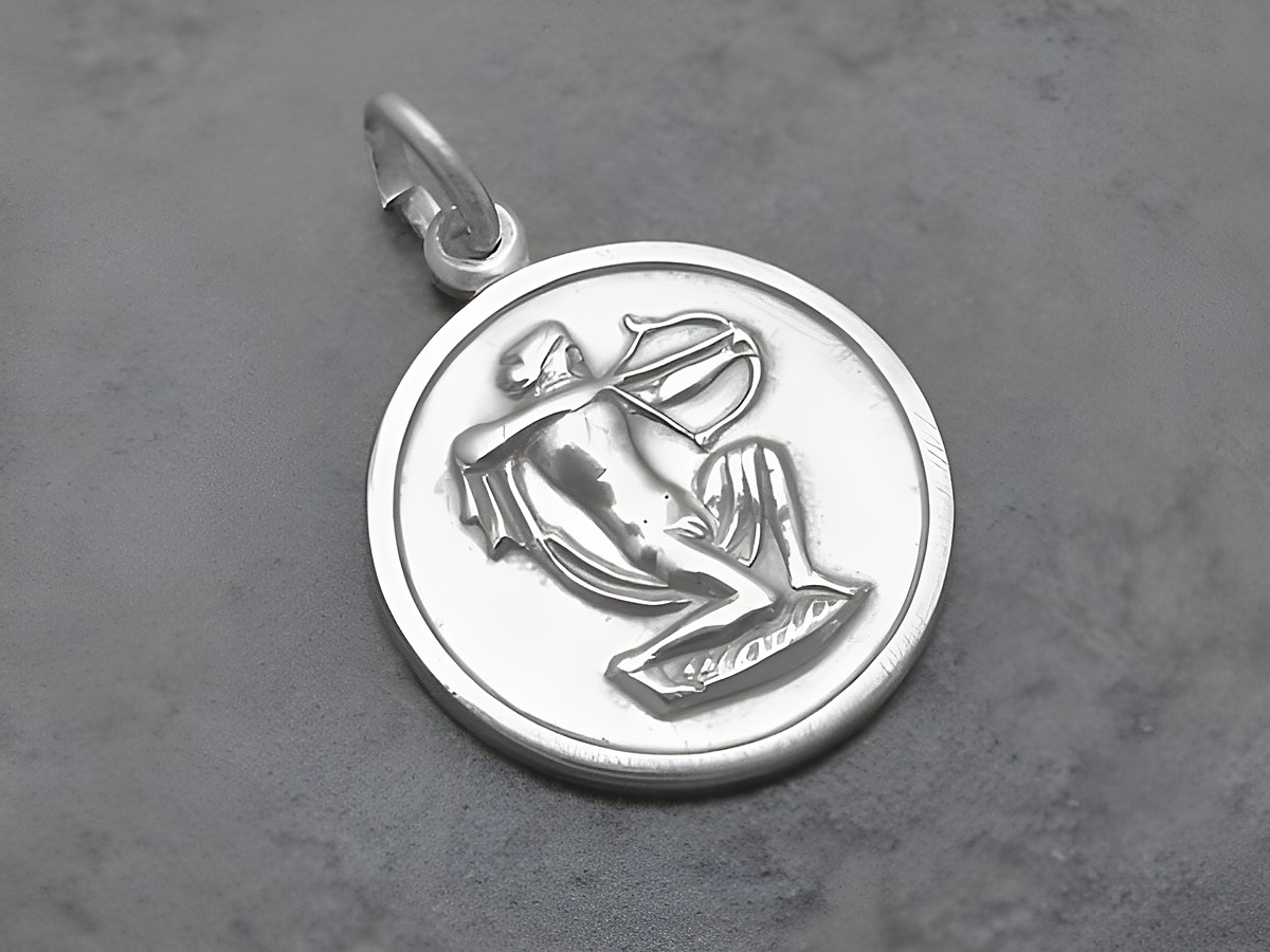 Silber Anhänger Sternzeichen Schütze rund, Hersteller Juwelier Harnisch, zeigt das Motiv des Schützen. Ideal als Schmuckstück für Sternzeichenliebhaber.