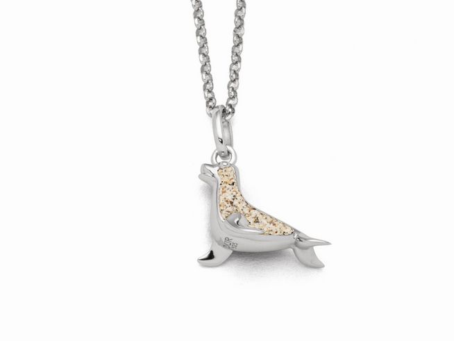 Seehund-Anhänger aus Sterling Silber mit feinem Sanddesign auf einer 42 cm langen Kette von DUR, zeitloses Accessoire in hochwertiger Ausführung für Tierliebhaber.