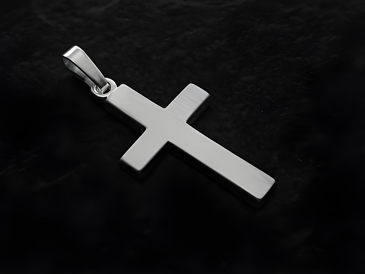 Kreuz Anhänger in Sterling Silber, mattiert und schlicht, hergestellt von Juwelier Harnisch, ideal für einen eleganten Look und vielseitige Tragemöglichkeiten.
