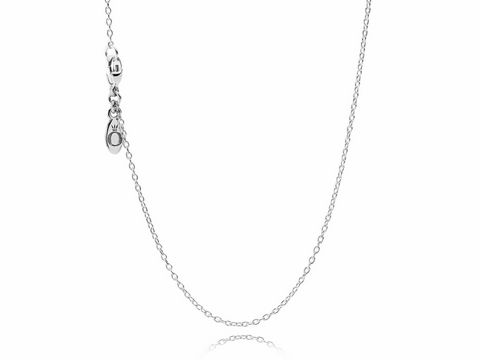 Silberkette von Pandora mit einer Länge von 45 cm, verstellbar auf 38 und 40 cm. Die Kette zeigt feine Glieder und einen praktischen Verschluss. Ideal für jeden Anlass.