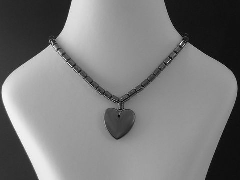 Herz Hämatit Kette 45 cm für Damen und Herren, besteht aus glänzenden Steinen und einem herzförmigen Anhänger, ideal für jedes Outfit, Hersteller Juwelier Harnisch, Steinketten.