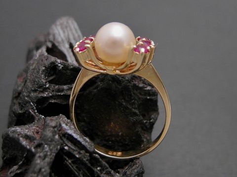 Gold Perlen Ring edel Gr. 52 mit 6,9 mm Zuchtperle und synthetischem Rubin, Gold 585, Hersteller Juwelier Harnisch, bis Größe 52/17.