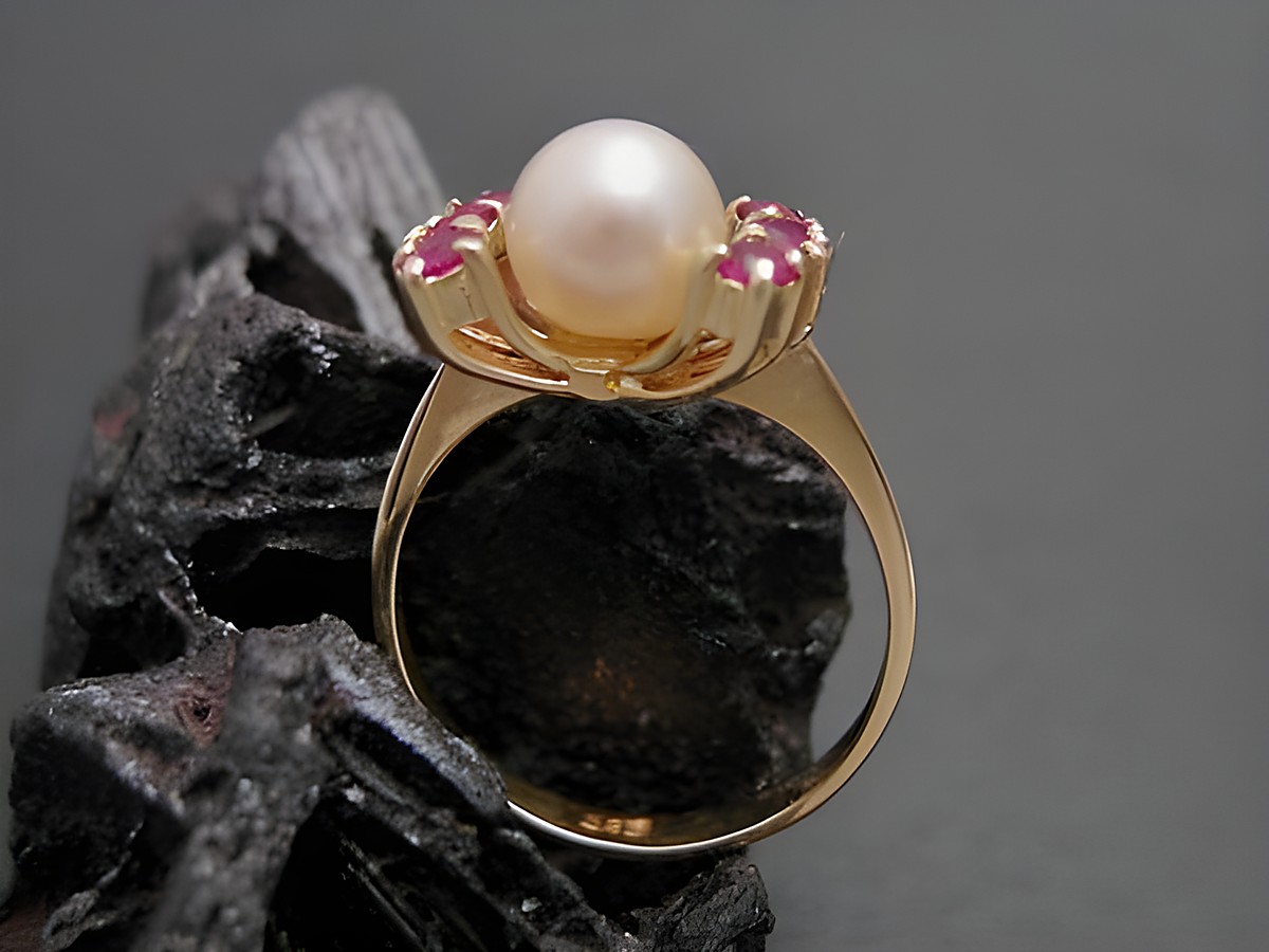 Gold Perlen Ring edel Gr. 52 mit 6,9 mm Zuchtperle und synthetischem Rubin, Gold 585, Hersteller Juwelier Harnisch, bis Größe 52/17. – Ansicht 2