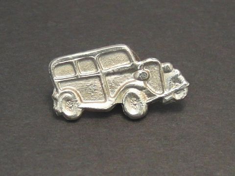 Oldtimer Auto Pin Anstecker Anstecknadel in Form eines klassischen Wagens, hergestellt von Juwelier Harnisch, detailreiche Silberoptik, ideal als modisches Accessoire für Automobil-Liebhaber.