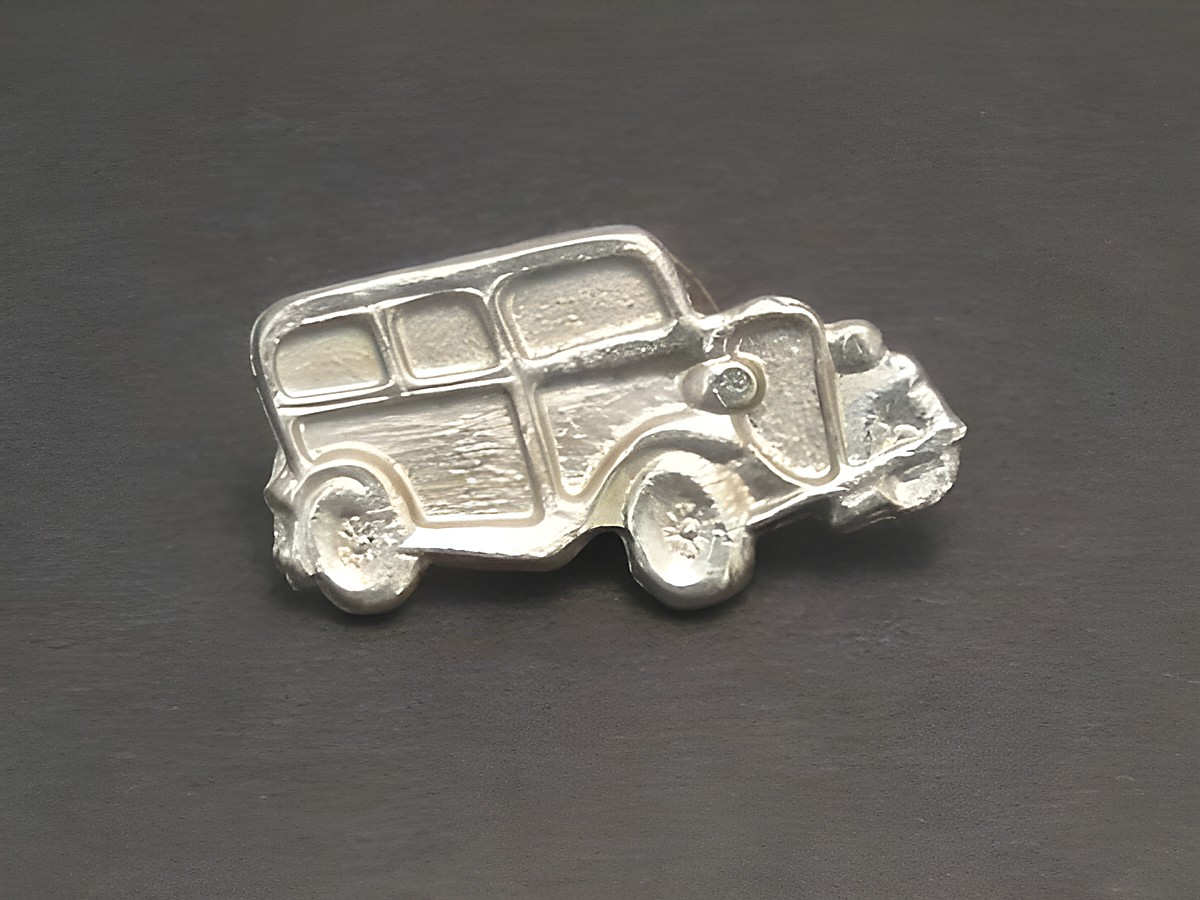 Oldtimer Auto Pin Anstecker Anstecknadel in Form eines klassischen Wagens, hergestellt von Juwelier Harnisch, detailreiche Silberoptik, ideal als modisches Accessoire für Automobil-Liebhaber.